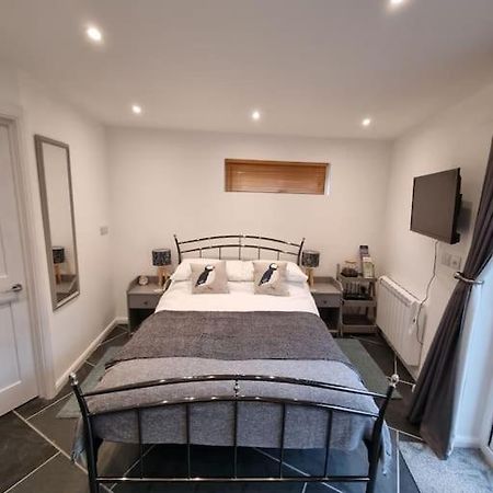 The Den - A Modern, Quirky, Self Contained Unit Apartment Braunton Bagian luar foto